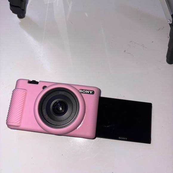 Sony Compact Pink Camera - Picture 2 of 4